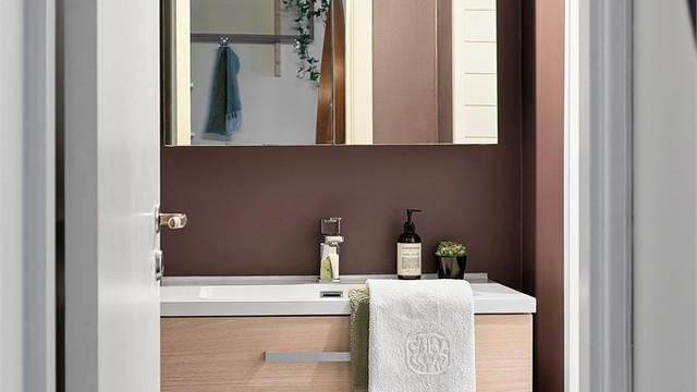 Innredningen består av servant med servantskuffer og et praktisk speilskap med belysning.