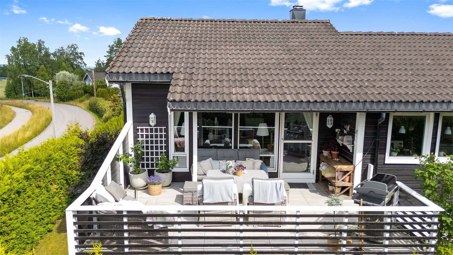 Den store terrassen er et flott supplement til stuen.
