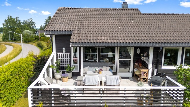Den store terrassen er et flott supplement til stuen.