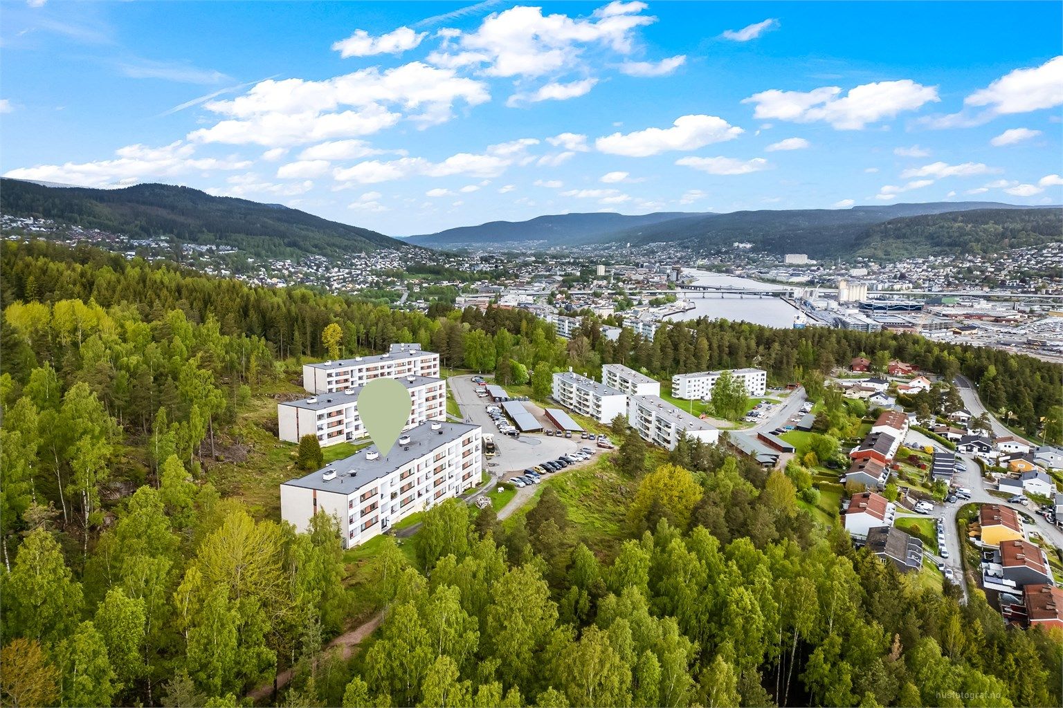 Umiddelbar nærhet til bussholdeplass med forbindelser til Drammen sentrum.