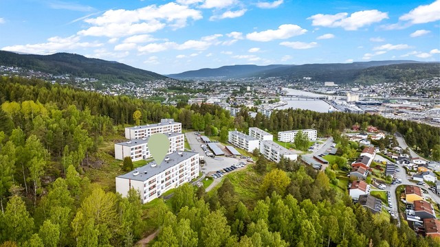 Umiddelbar nærhet til bussholdeplass med forbindelser til Drammen sentrum.