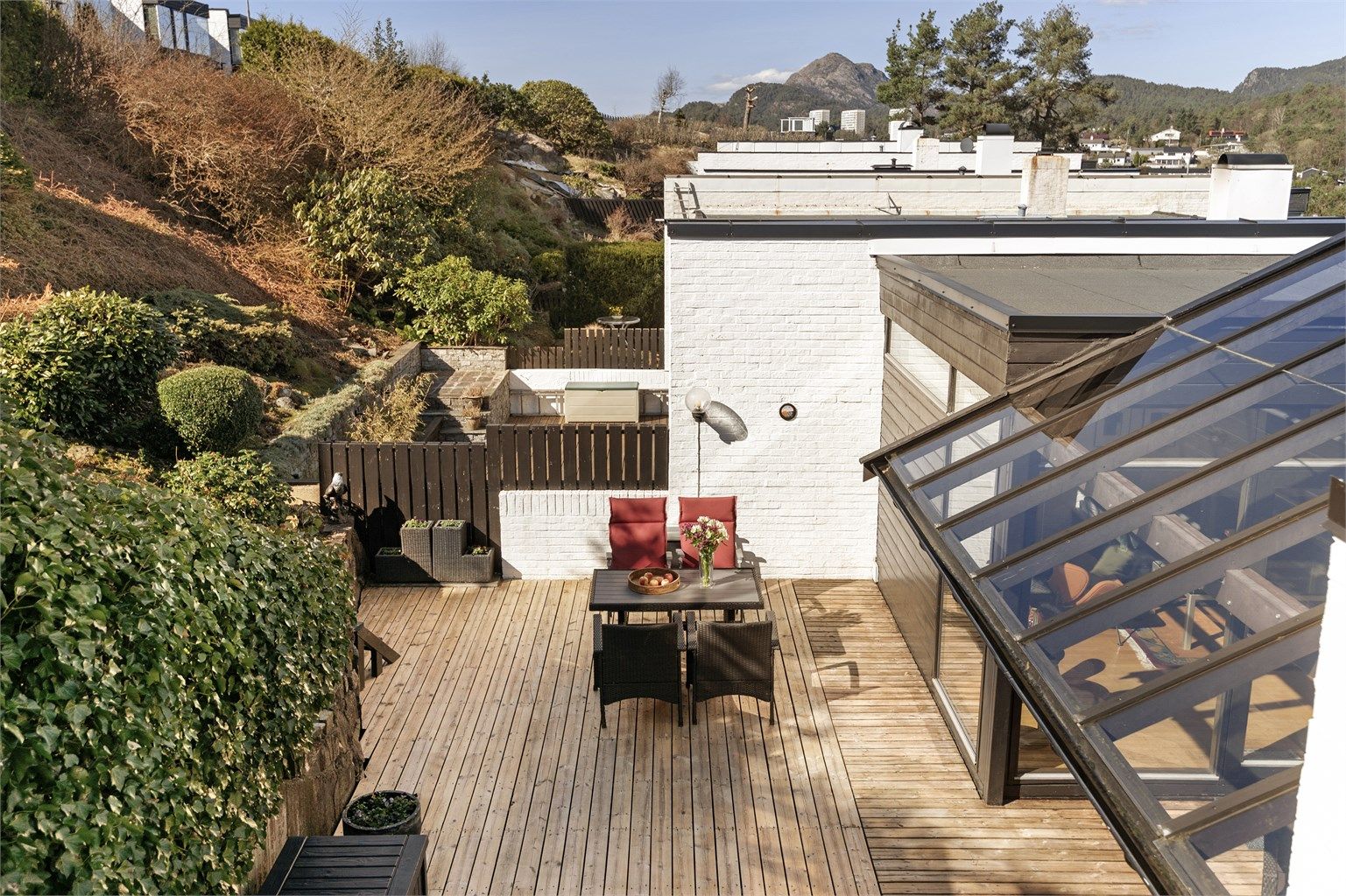 - Usjenert uteområdet med stor terrasse -