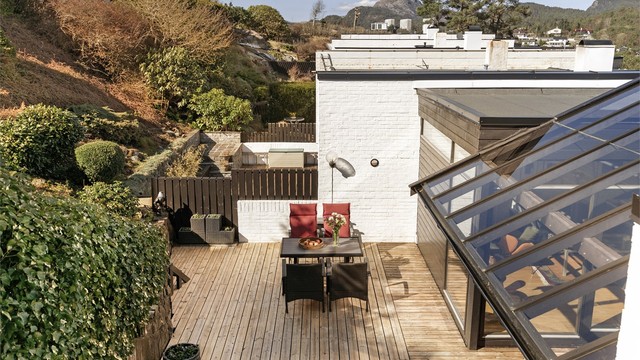 - Usjenert uteområdet med stor terrasse -