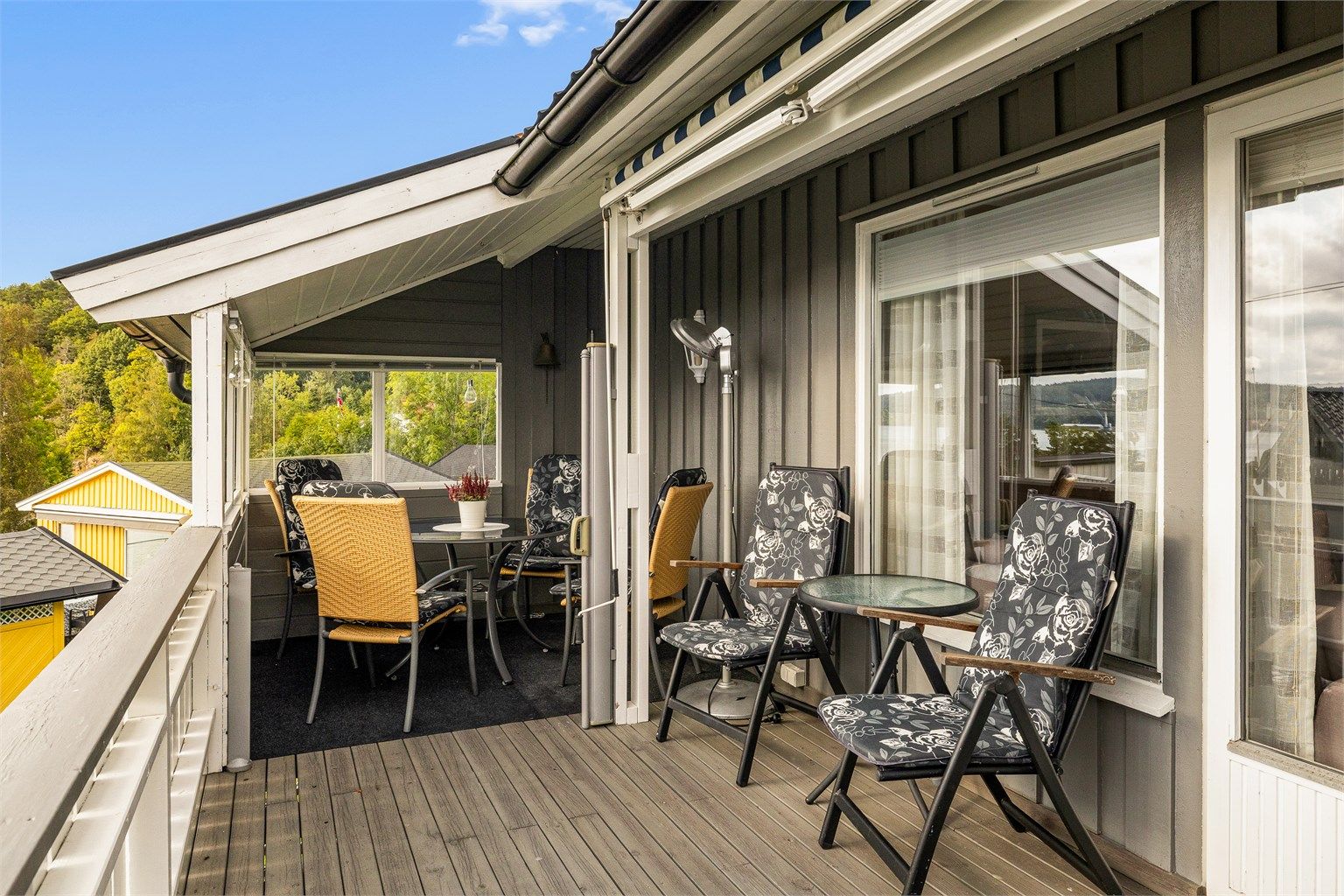 FRA TERRASSEN ER det direkte inngang til stuen. Skillet mellom ute og inne viskes ut når det er sommer og åpne dører.