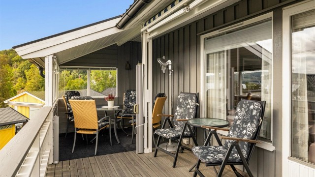 FRA TERRASSEN ER det direkte inngang til stuen. Skillet mellom ute og inne viskes ut når det er sommer og åpne dører.