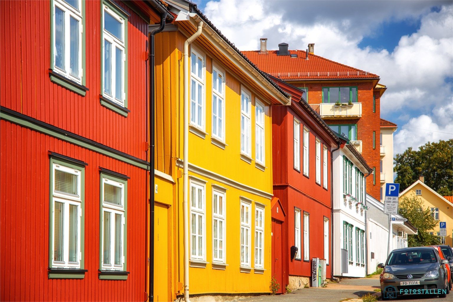 Nærområdet preges av fredelige gater og velbevarte fasader, mange vernet av Byantikvaren