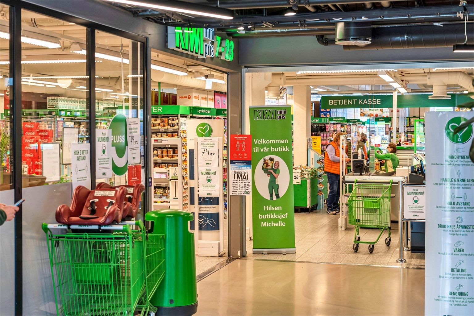  Spar, Kiwi, Coop Mega og søndagsåpne Joker ligger like ved. 