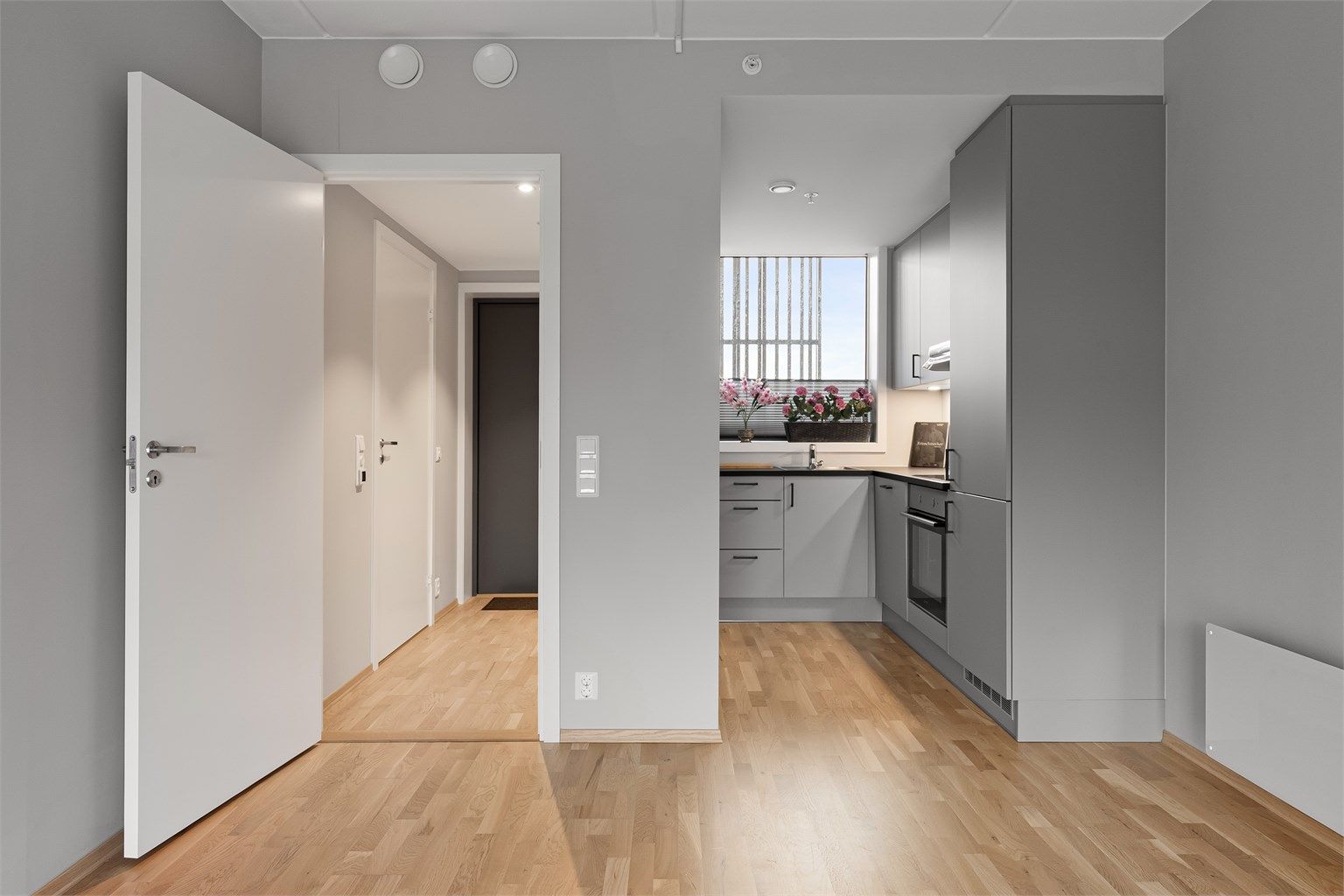 Fra stue mot kjøkken og entre 