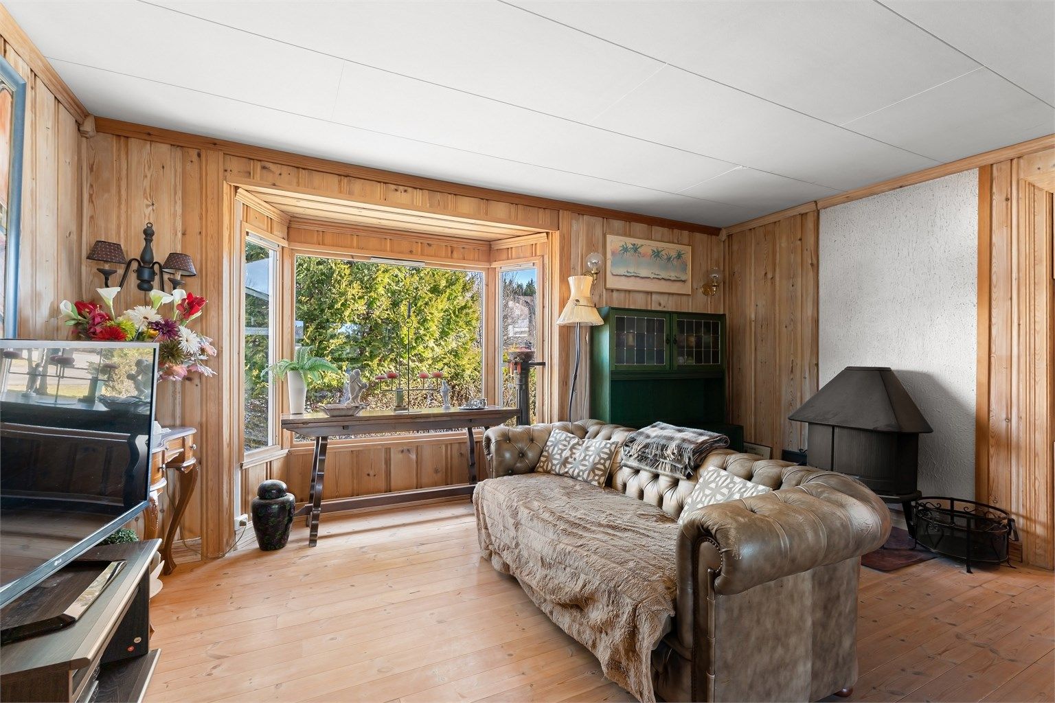 I stuen har du peis som gir både varme og hygge