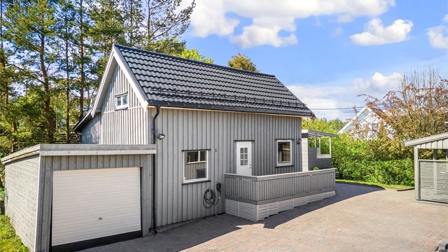 Stort uthus mye lagringsplass og garasje tilknyttet uthuset