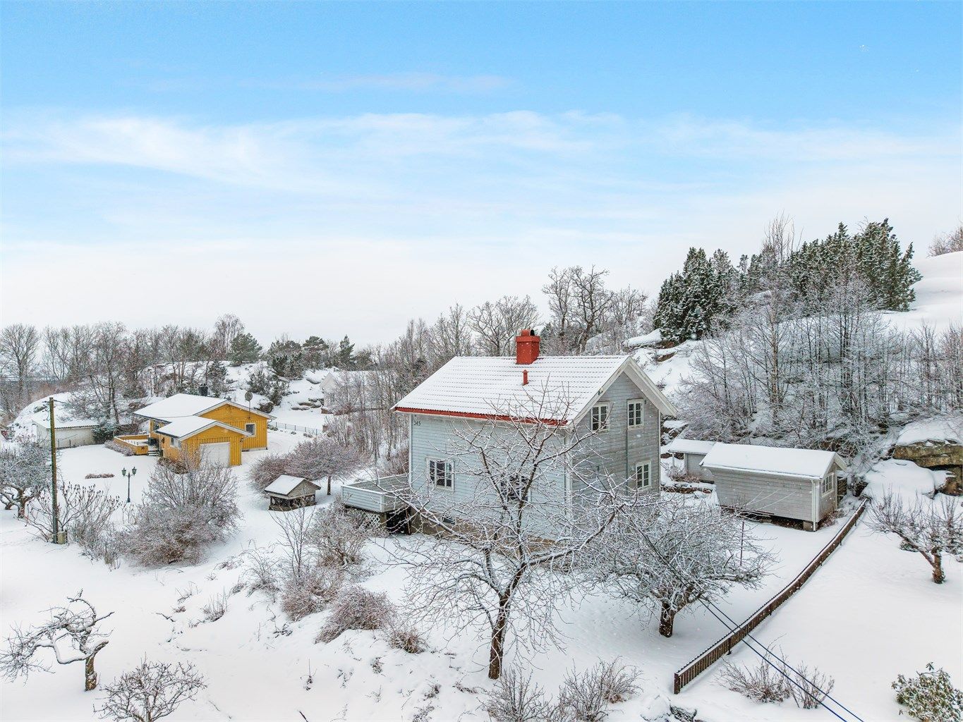 Eiendommen ligger i et rolig strøk med nærhet til flotte turområder.