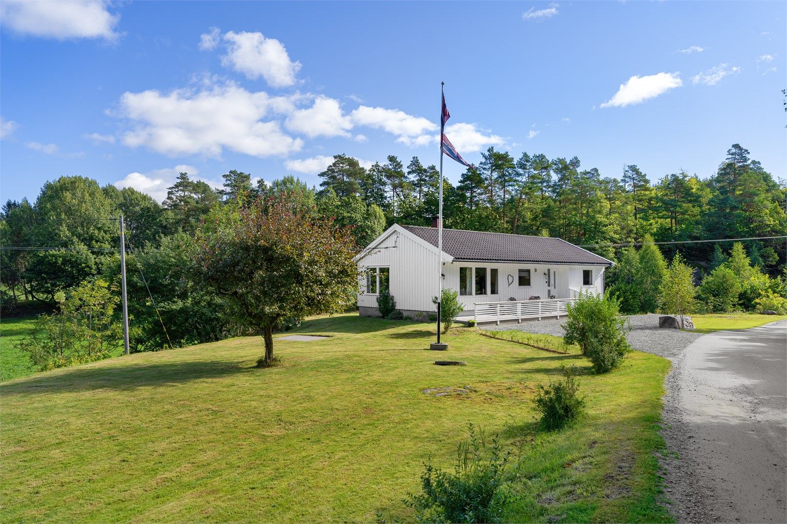 Velkommen til Dybingen 15 - En hyggelig enebolig med god planløsning, romslig tomt på hele 1,8 mål, sentralt men landlig og solrik beliggenhet. 