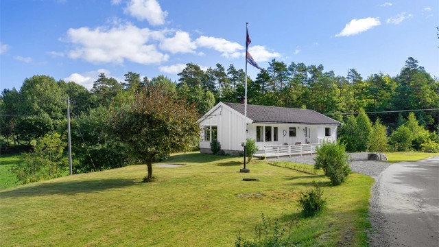 Velkommen til Dybingen 15 - En hyggelig enebolig med god planløsning, romslig tomt på hele 1,8 mål, sentralt men landlig og solrik beliggenhet.