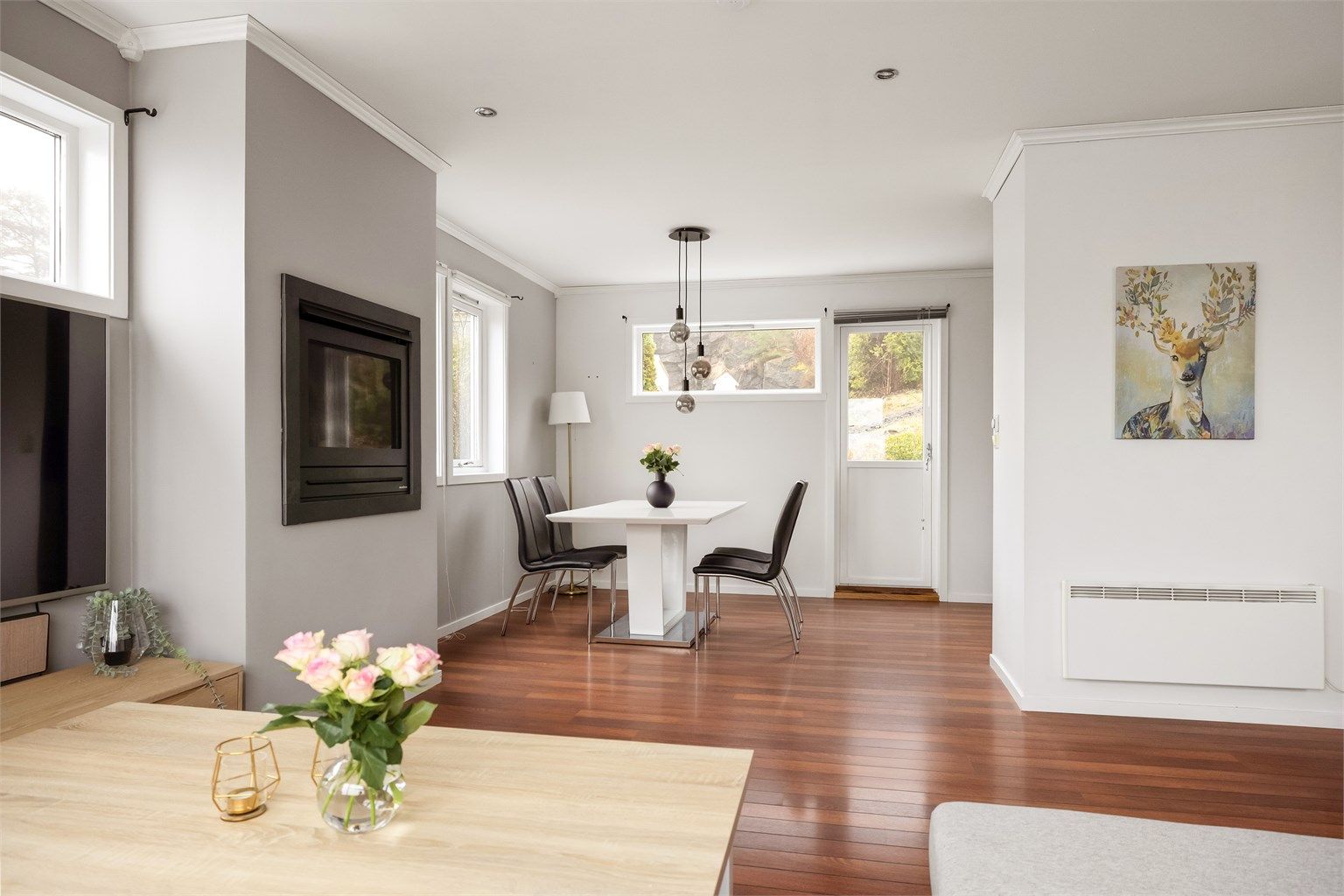 Meget god spiseplass like utenfor kjøkkenet. Kjøkkenet er skjult bak vegg mot stue. Utgang til terrasse fra stue og kjøkken.