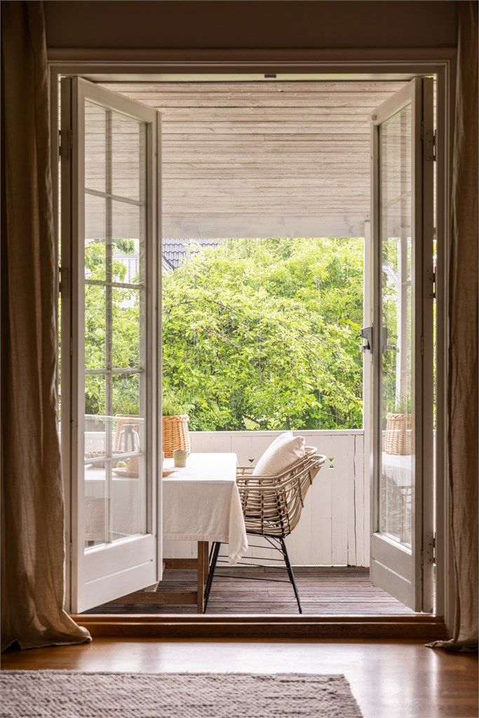 Den vestvendte terrassen på 29 m² er en skjermet forlengelse av stuen som kan benyttes selv når det regner. 