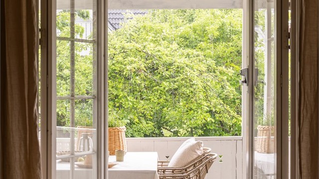 Den vestvendte terrassen på 29 m² er en skjermet forlengelse av stuen som kan benyttes selv når det regner.