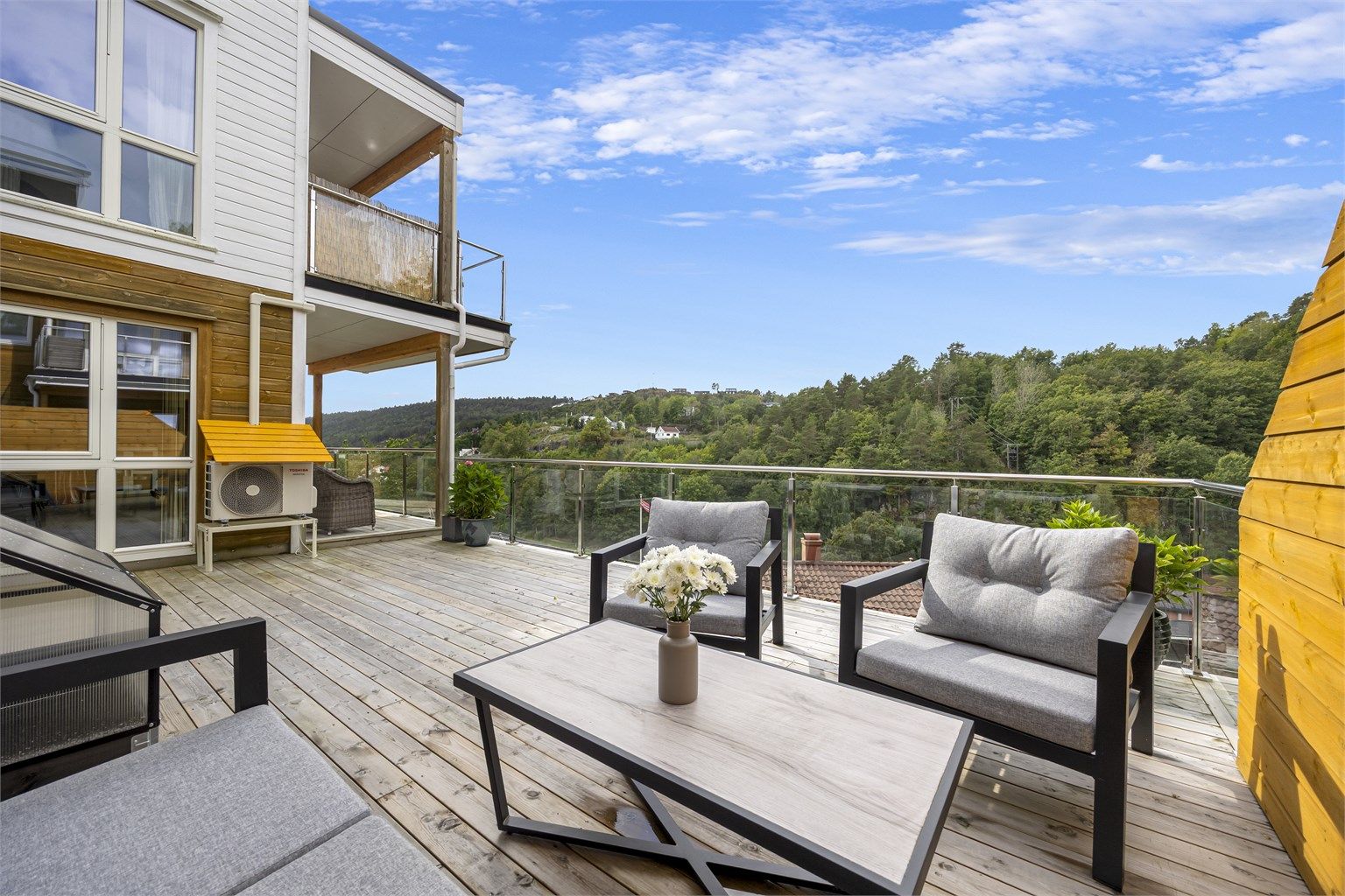 Verandaen er målt til 60 kvm og har rikelig med plass til utemøbler og grill.