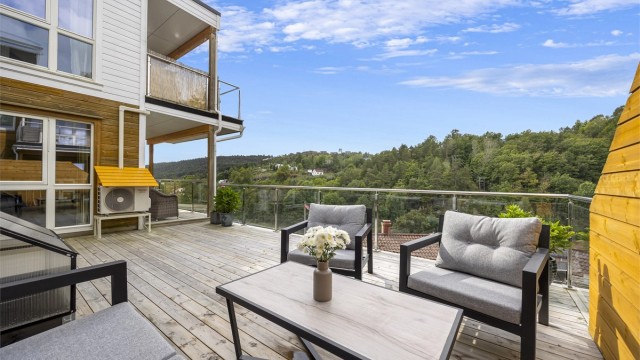 Verandaen er målt til 60 kvm og har rikelig med plass til utemøbler og grill.