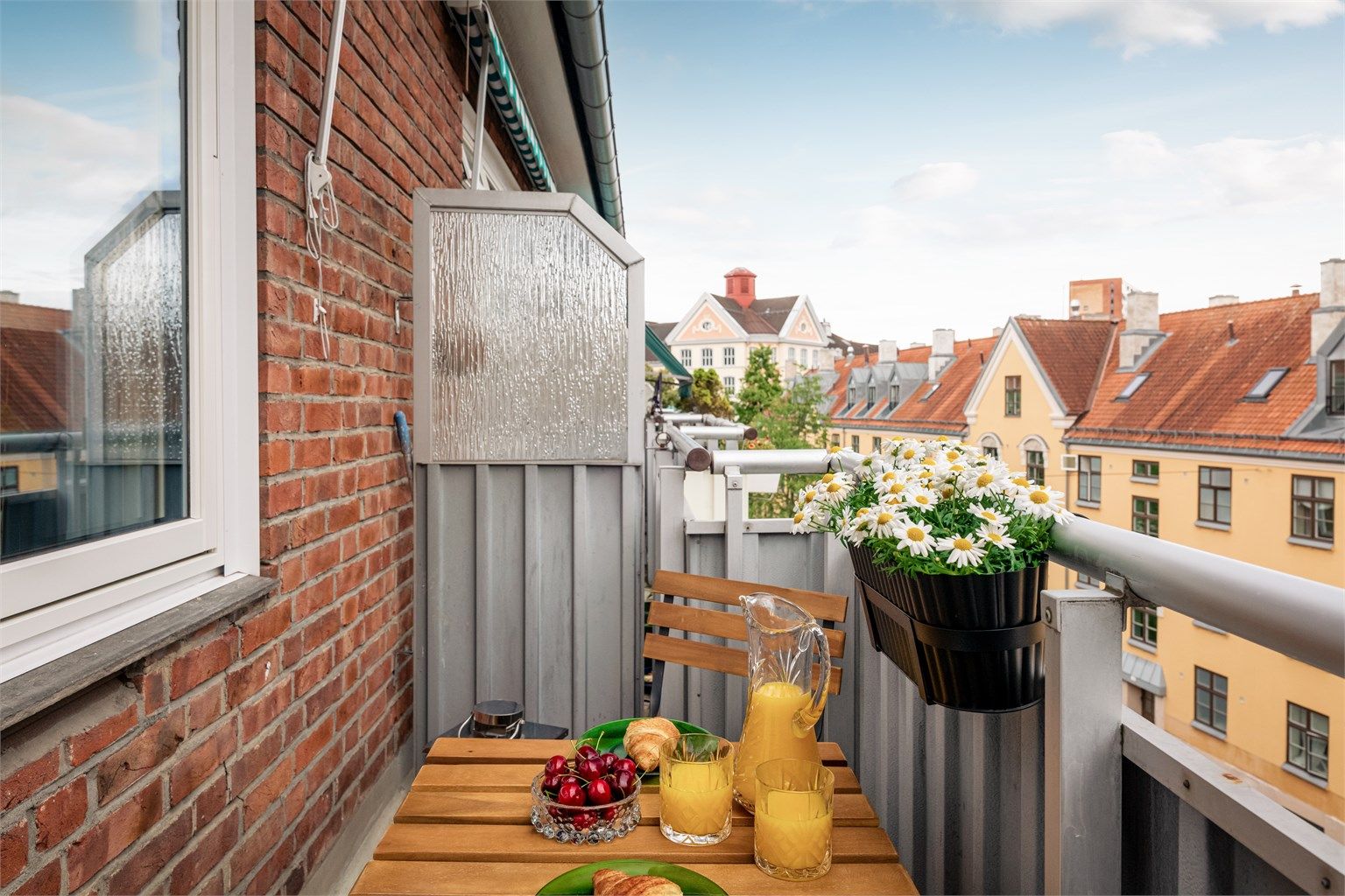 En romslig og arealeffektiv leilighet med god planløsning og en vestvendt balkong midt på Tøyen.