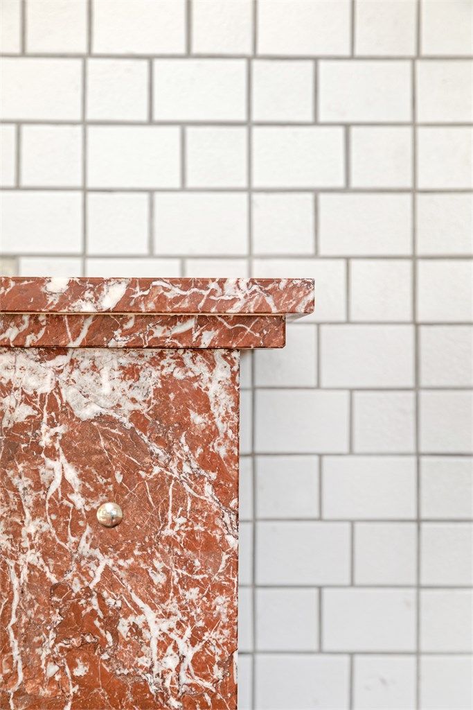 Peisovnen har marmorert topplate og klassiske detaljer.