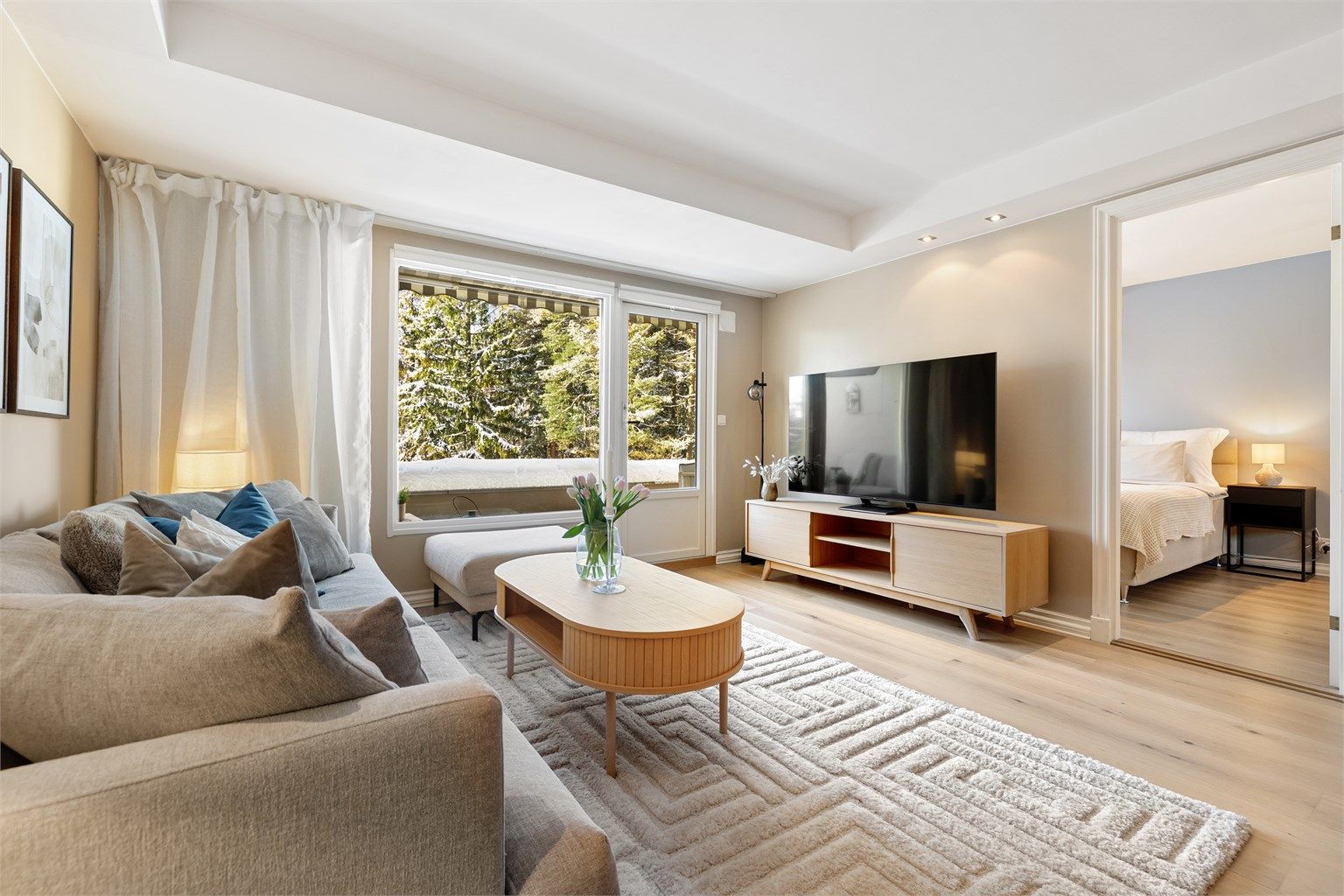 Alle vinduer er utstyrt med solskjerming for effektiv regulering av lys og varme.