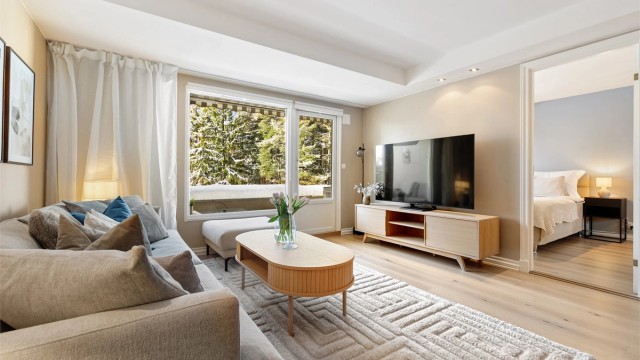 Alle vinduer er utstyrt med solskjerming for effektiv regulering av lys og varme.