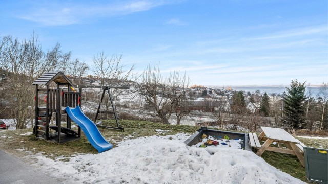 Området byr på fine felles lekeplasser og møteplasser som bidrar til et godt og inkluderende nabolag.