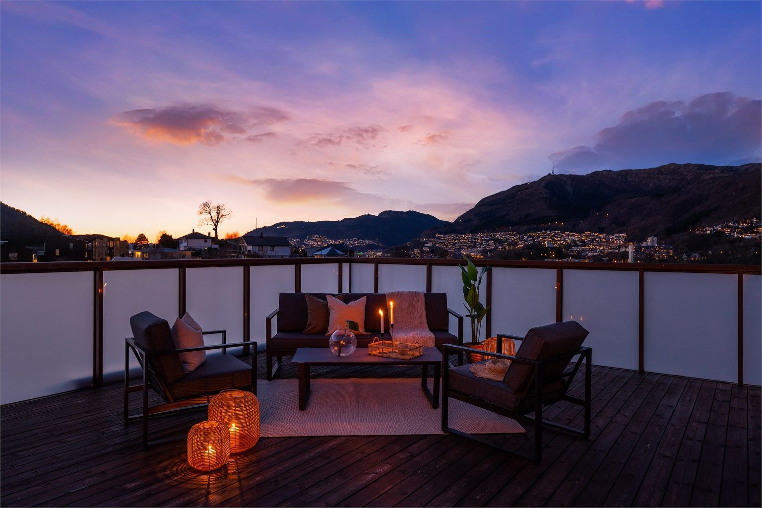 Velkommen til Vilhelm Bjerknes` vei 62A. En stor toppleilighet med nydelig felles takterrasse + 2 egne altaner.