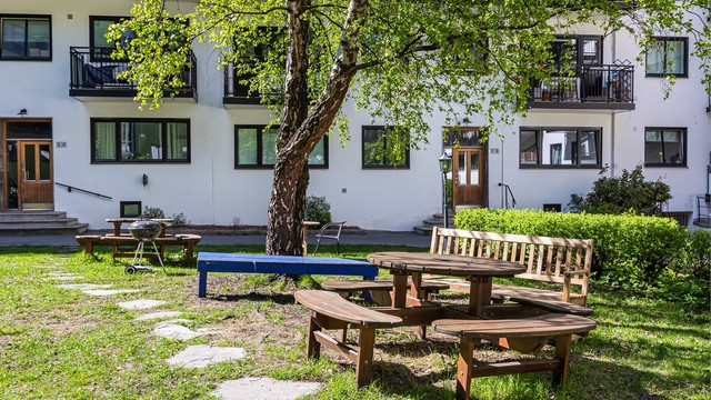 Fasadene ble pusset opp i 2018. Det er felles vaskeri i kjelleren.