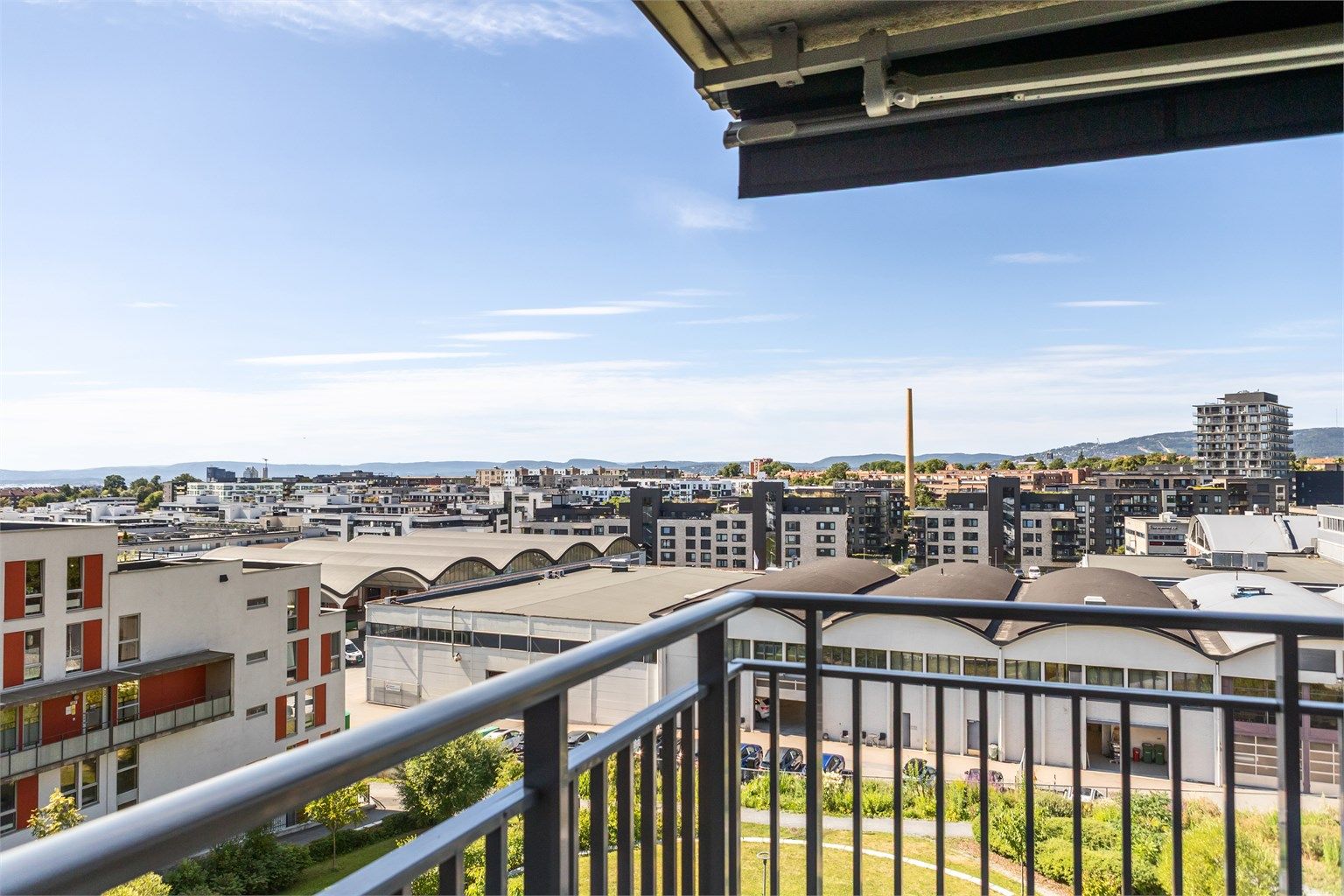 Nyt utsikten over Ensjø, en levende bydel hvor det urbane møter grønne omgivelser.