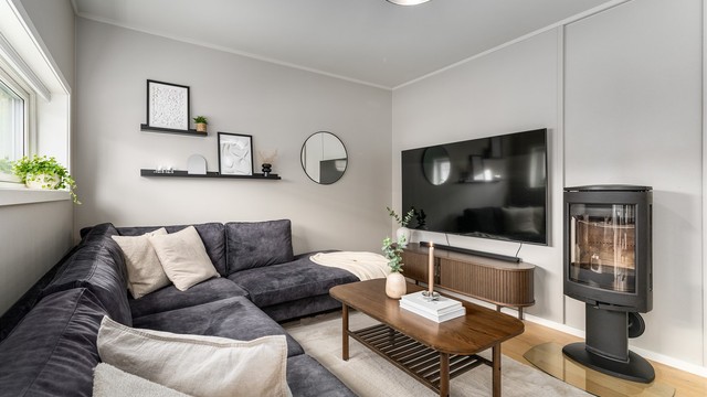 Vedovnen fra Jøtul varmer effektivt opp hele leiligheten og er i tillegg et dekorativt element i stuen.