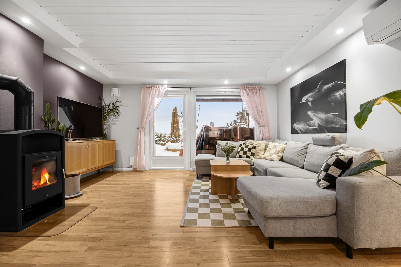 Stuen har en peisovn som gir god varme, og direkte utgang til terrassen.