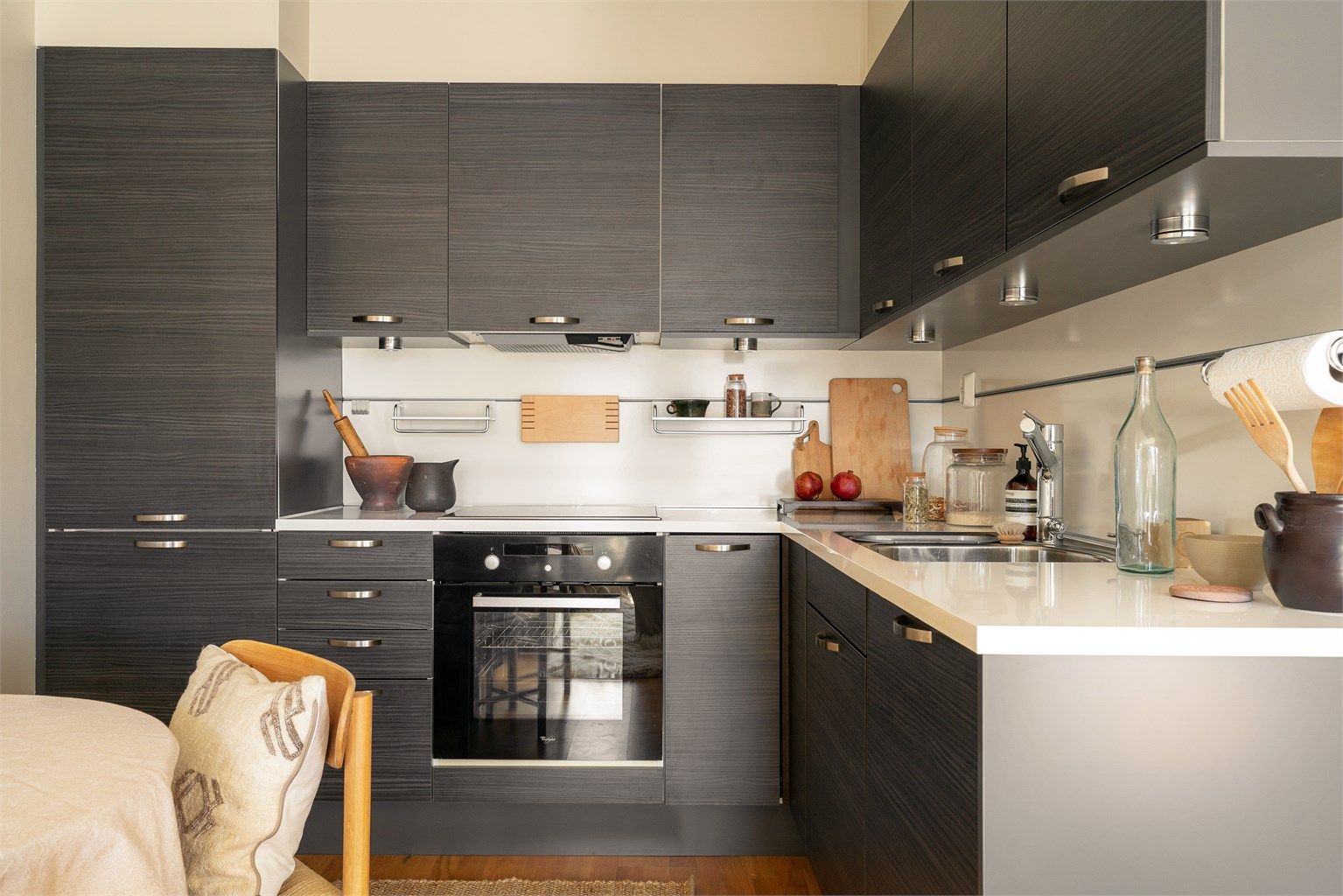 I direkte tilknytning til stuen har du et praktisk og velutstyrt HTH-kjøkken med integrerte hvitevarer, inkludert oppvaskmaskin og kjøleskap.