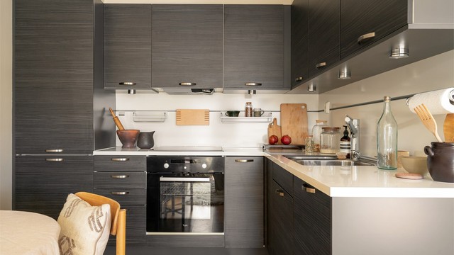 I direkte tilknytning til stuen har du et praktisk og velutstyrt HTH-kjøkken med integrerte hvitevarer, inkludert oppvaskmaskin og kjøleskap.