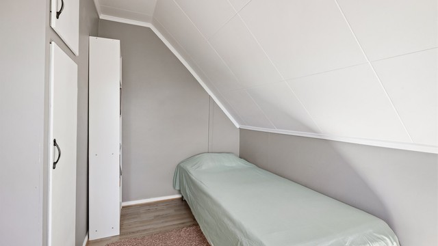 Praktisk utnyttelse av plassen med oppbevaring under skråtaket.