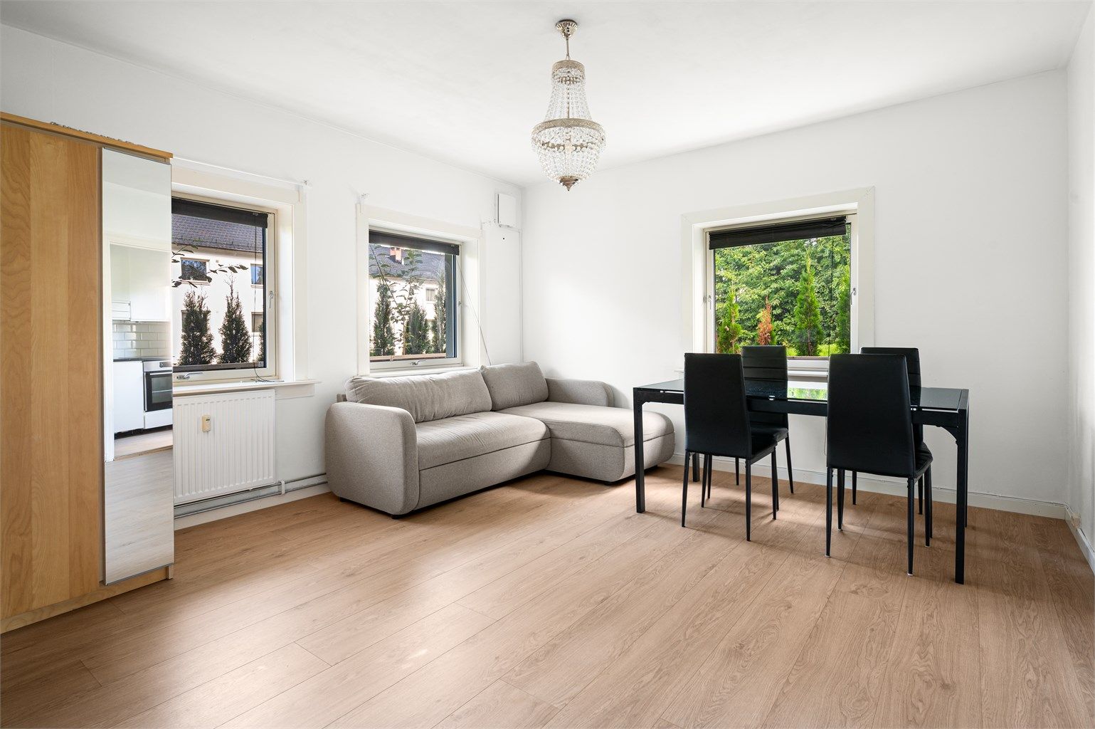 Stuen har god plass til både sofagruppe og spisebord.