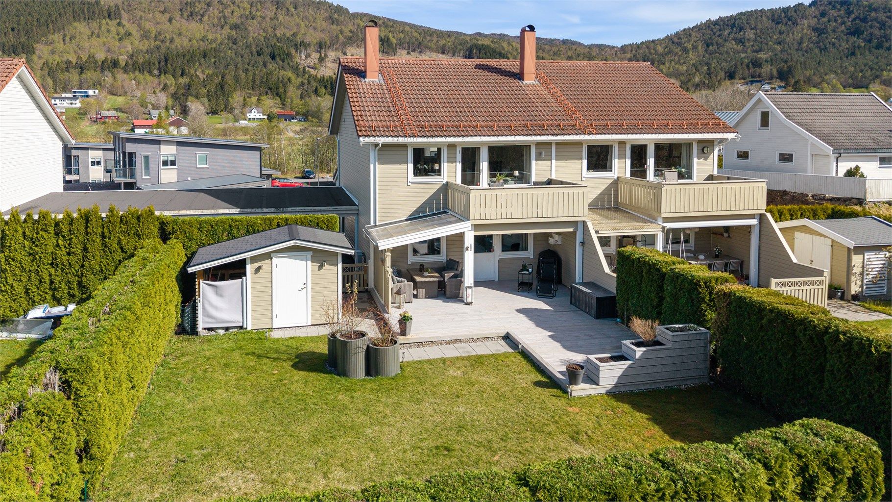 Velkommen til Hjellhaugvegen 30 presentert av Eiendomsmegler/Partner Elisabeth Skjold. En innholdsrik og familievennlig tomannsbolig med en stor, sydvendt terrasse på 40 kvm og en lun, inngjerdet hage.