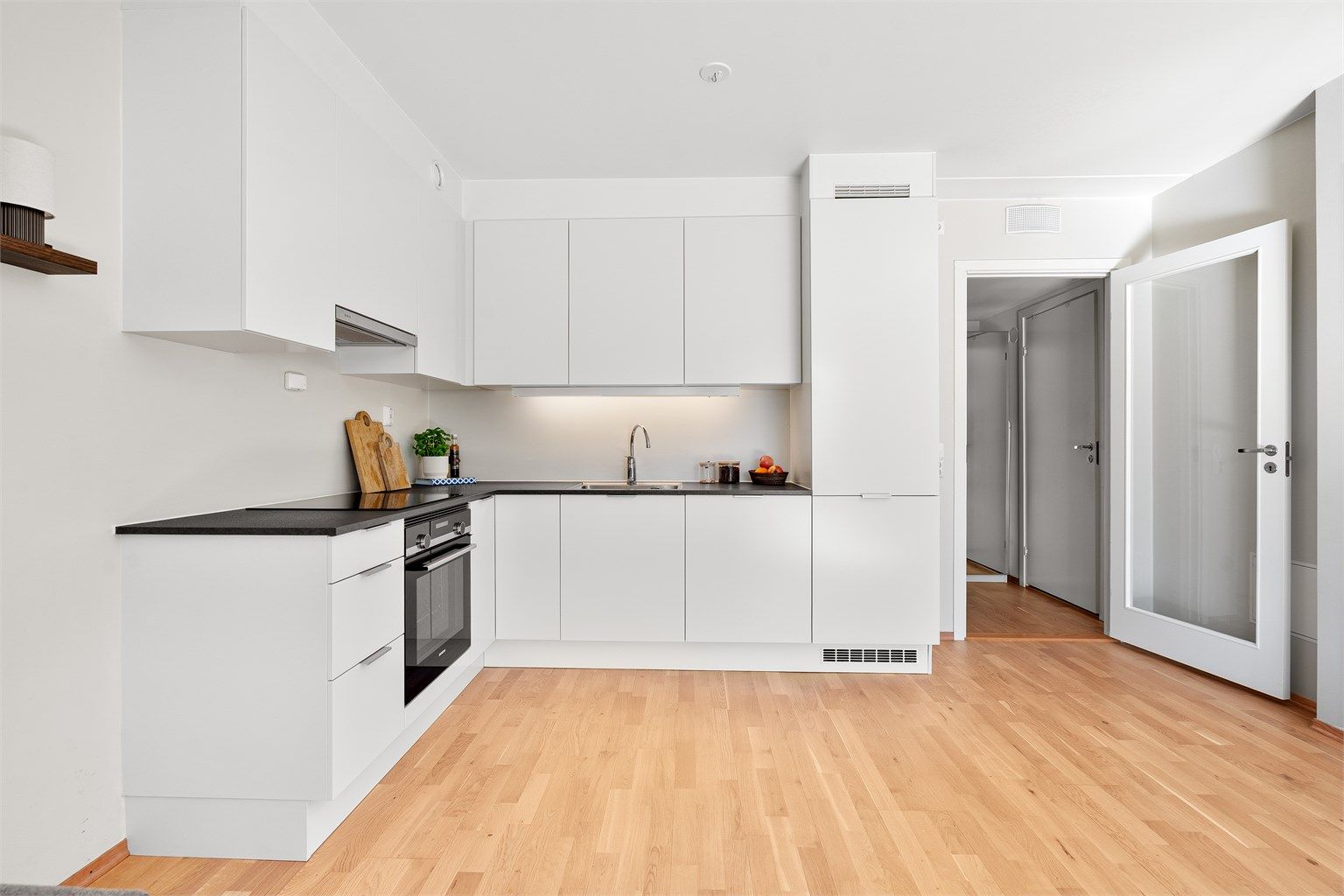 Det er integrerte hvitevarer som stekeovn, platetopp med komfyrvakt, oppvaskmaskin og kjøleskap med frysedel.