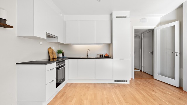 Det er integrerte hvitevarer som stekeovn, platetopp med komfyrvakt, oppvaskmaskin og kjøleskap med frysedel.