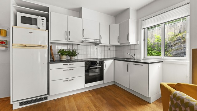 Kjøkkenet har ventilator, integrert komfyr, platetopp, og frittstående kjøl/fryseskap som medfølger ved salget.