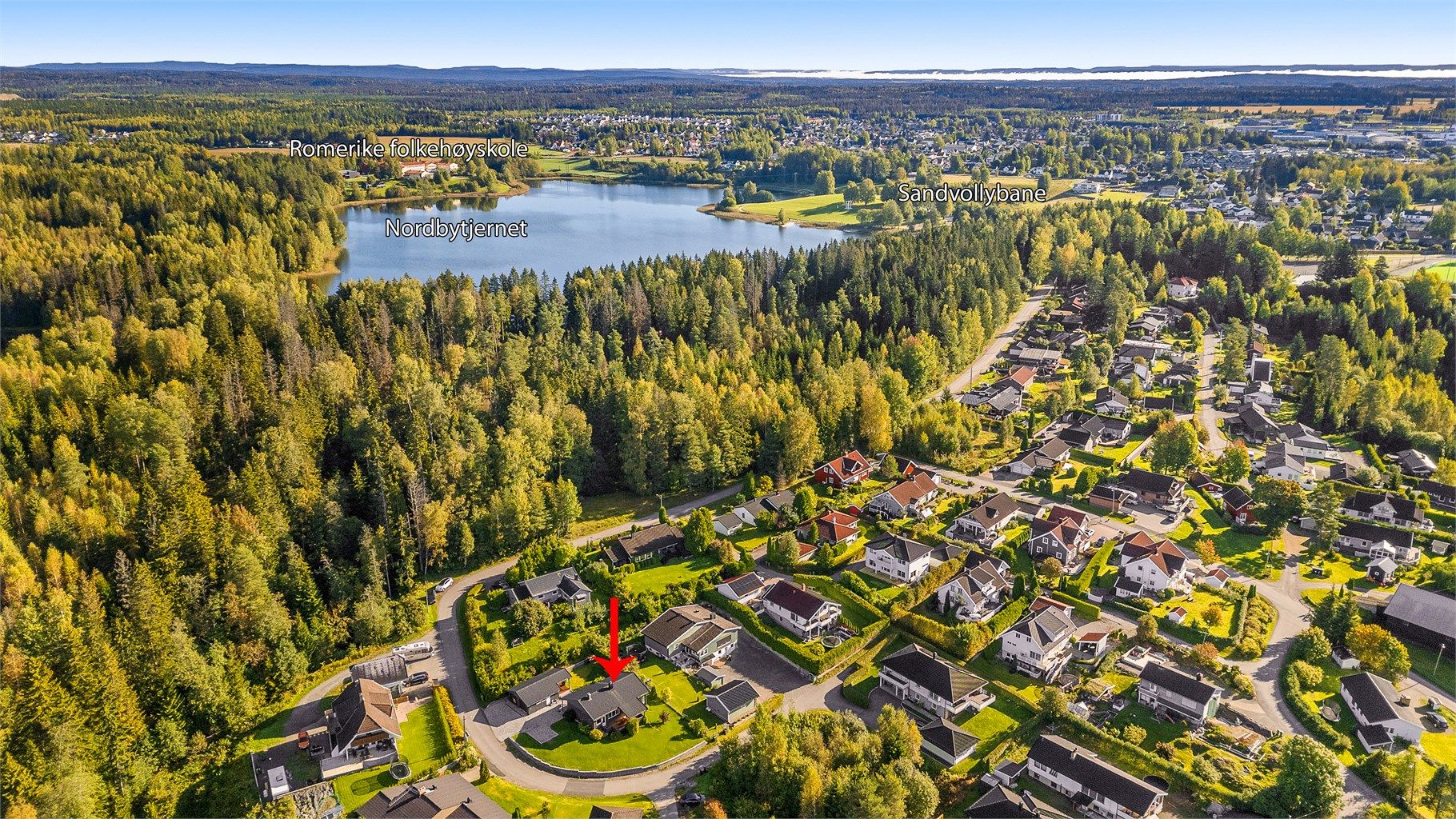 Stille og rolig beliggenhet med kort veit til tur- og rekreasjonsmuligheter. Videre er det gangavstand til sentrum og alt det har å by på. 