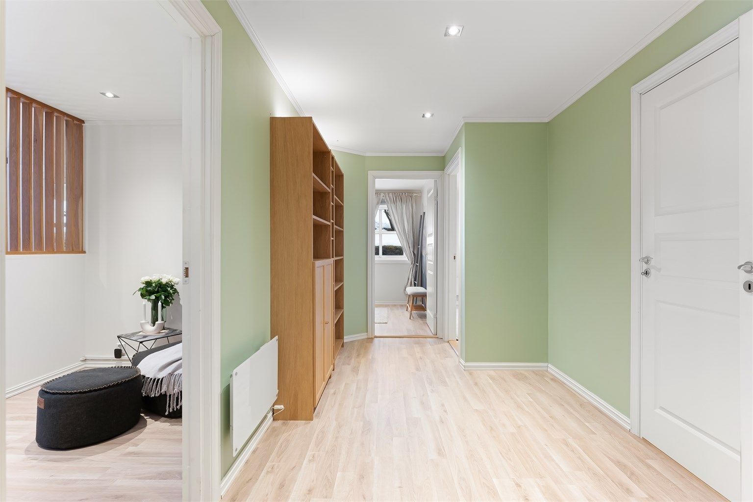 Fra gangen er det adkomst til begge soverommene