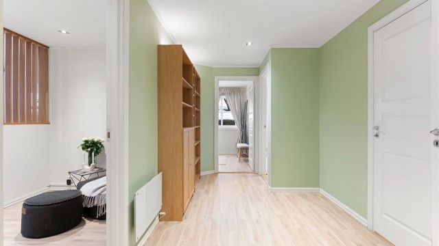 Fra gangen er det adkomst til begge soverommene