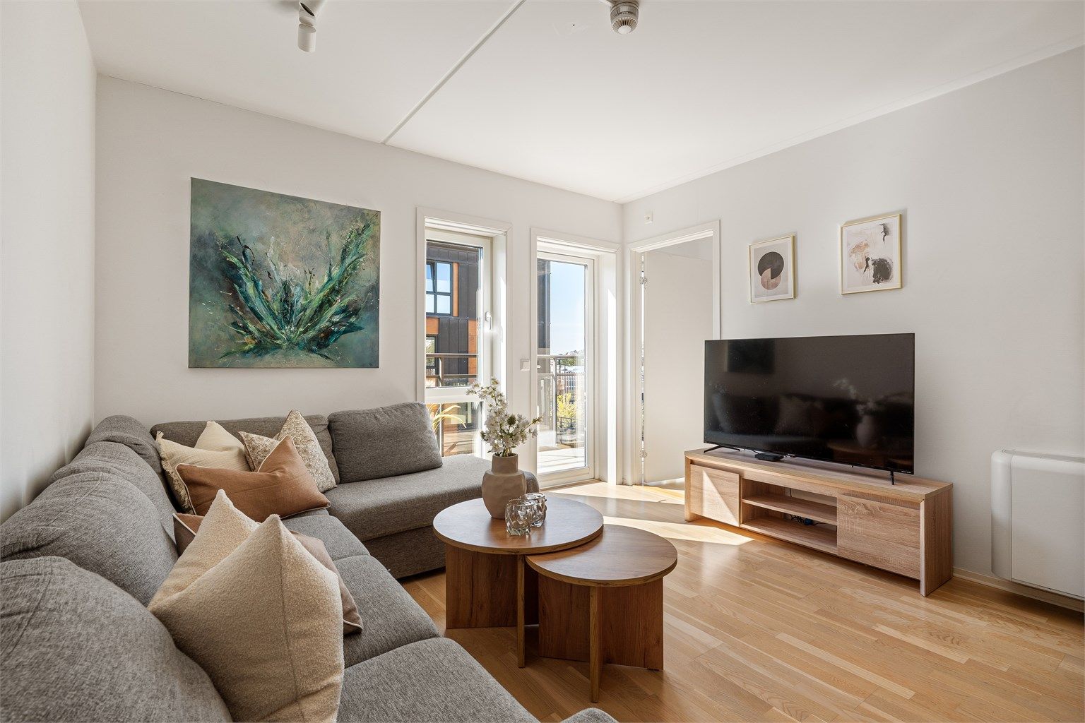 Leiligheten er gjennomgående lysmalte overflater og parkett på gul, med unntak av bad og entré som er fliselagt. 