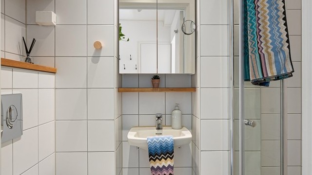 Baderom rehabilitert av borettslaget (ca. 2012) med flislagt gulv og vegger.