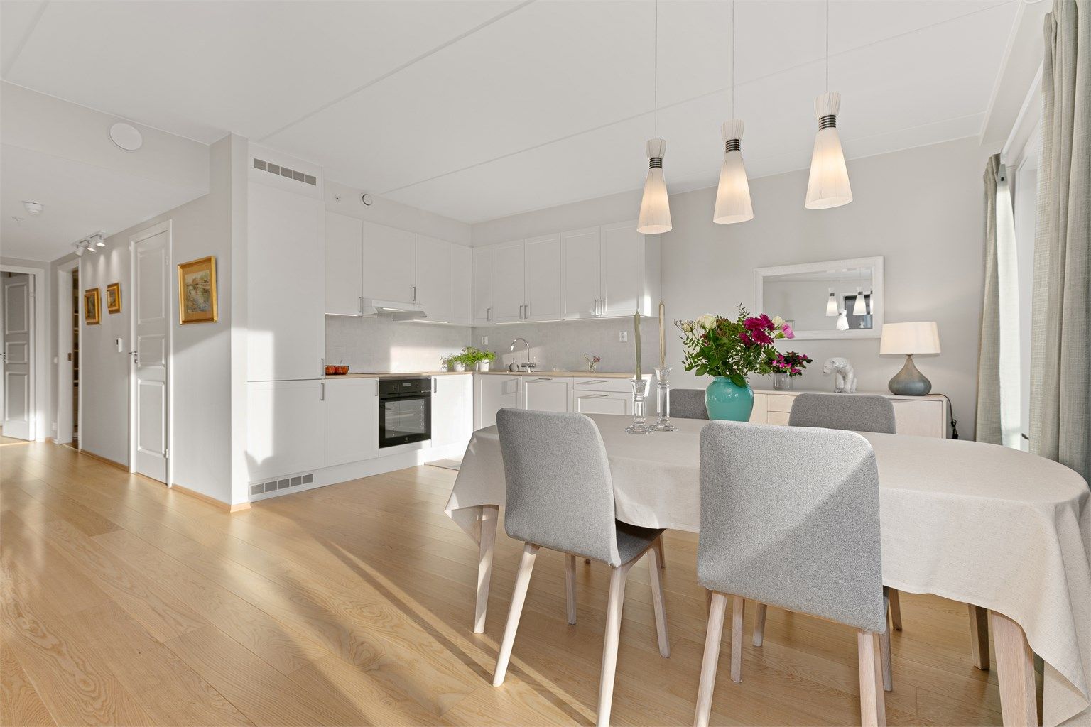 Stor plass til spisestue i tilknytning til kjøkkenet. 