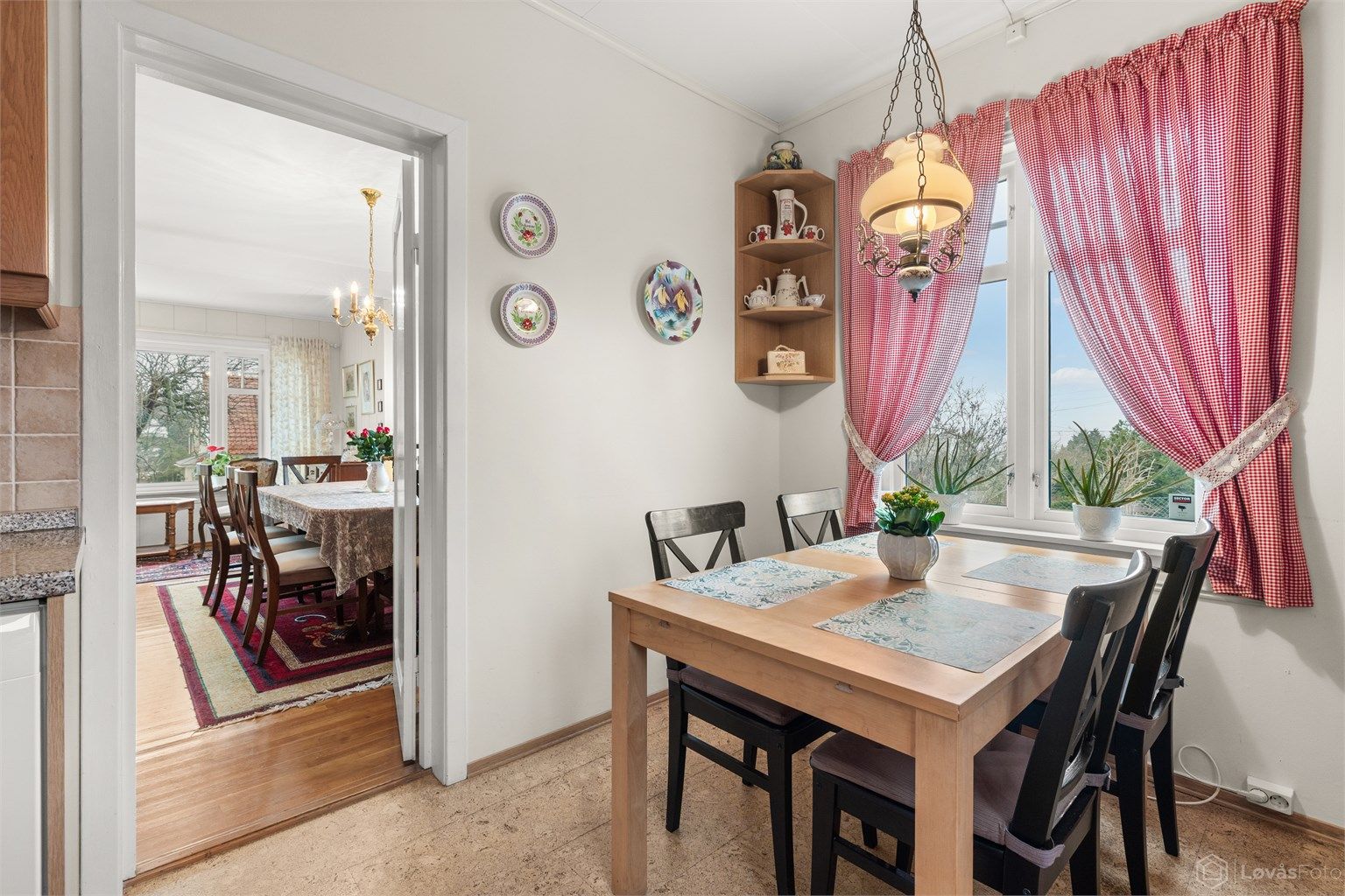 Spiseplassen på kjøkkenet er et hyggelig sted for hverdagsmåltider.