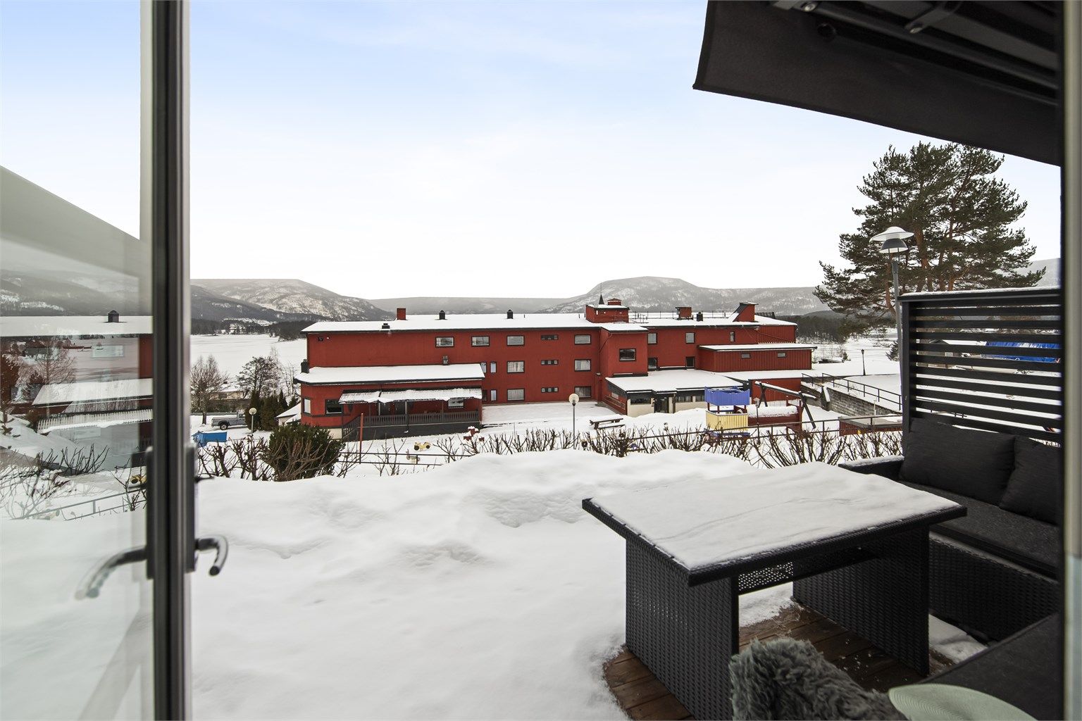 Nydelig utsikt til Nisser og omkringliggende fjellkjeder fra hytta