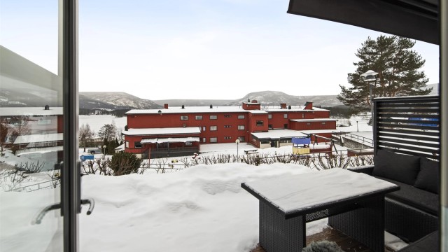 Nydelig utsikt til Nisser og omkringliggende fjellkjeder fra hytta