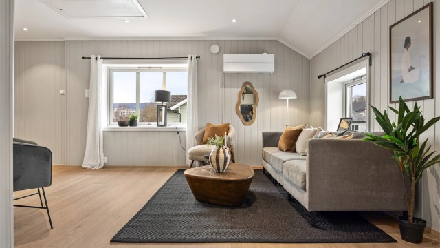 Åpen kjøkken- og stueløsning med sofaområde samt spiseplass.